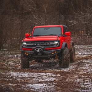 Ford Bronco echipat off-road, cu suspensie și anvelope modificate.