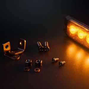 Lumină marcaj lateral Slim LED Dark Knight SM6 10–32V, 6W, 6 LED galben-ambre, rezistent la apă și praf (IP69K), carcasă aluminiu negru, lentilă fumurie, Strands