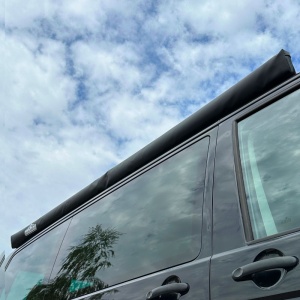 Marchiză auto 2×2,5 m, poliester 600D, impermeabilă PU2000, cu stâlpi incluși, Overlander