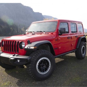 Jeep Wrangler JL echipat cu overfenderele montate, vedere frontală.
