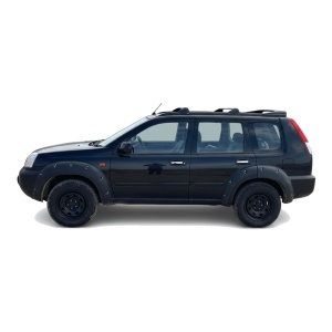 Vedere laterală completă a overfenderelor de 45 mm pe Nissan X-Trail T30 (2001-2007).