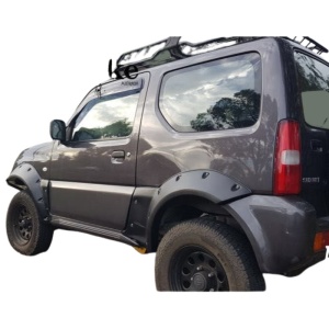 Vedere din spate-lateral a overfenderelor Kut-Snake pe un Suzuki Jimny.