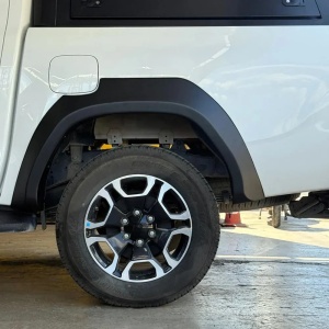 Detaliu al overfenderului spate instalat pe aripa unui Toyota Hilux.