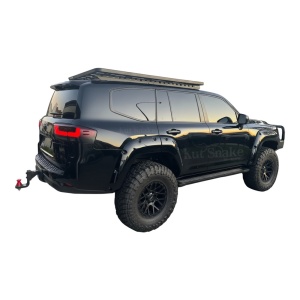 Vedere spate-laterală cu overfendere Kut Snake 50 mm pe Toyota Land Cruiser 300 (2021+), cu cârlig de remorcare.
