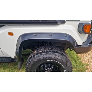 Detaliu al overfenderului spate Kut Snake 70 mm, montat pe Toyota Land Cruiser 78 (2024+).