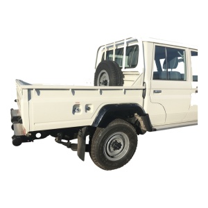 Vedere spate a overfenderului de 70 mm pe Toyota Land Cruiser 79 Double Cab (2024+) montat.