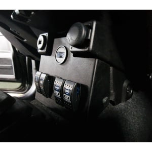 Panoul montat în interiorul unui Suzuki Jimny, cu întrerupătoare instalate.