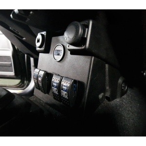 Panoul montat în interiorul unui Suzuki Jimny, cu întrerupătoare instalate.