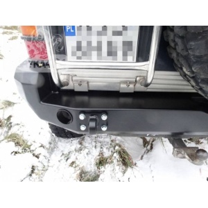 Ochetul vertical montat pe o bară de protecție spate, cu șuruburi de prindere.
