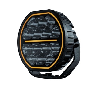 Proiector LED Big Energy 7″, 70W, 5600 lm, rază 465m, 5700K, fascicul optimizat 15,7°, lumină poziție albă și galbenă, carcasă aluminiu negru, lentilă policarbonat, suport inox, rezistent la apă și praf (IP67/IP69K), Strands