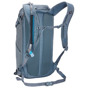 Vedere din spate a rucsacului Thule AllTrail 16L, cu sistemul de hidratare vizibil.