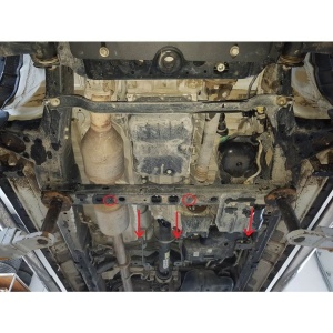 Punctele de prindere ale scutului pe șasiul vehiculului, indicate cu roșu.