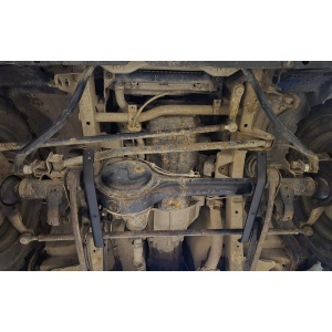 Suporturile de montaj instalate pe șasiul unui Suzuki Jimny 1998-2018.