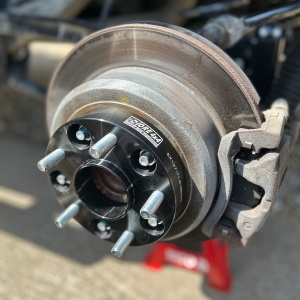 Flanșa distanțieră Ore4x4 montată pe butucul roții, cu detalii tehnice vizibile.