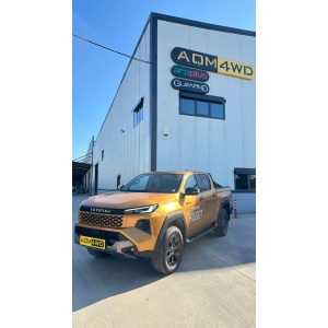 Vehiculul Toyota Hilux (2026+) cu pragurile S32 AQM4WD instalate, într-o vedere de ansamblu.