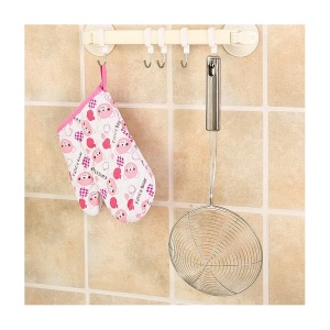 Sită inox de scos Perfect Home, agățată alături de o mănușă de bucătărie pe perete.