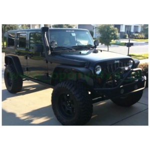 Vedere laterală a snorkelului ORE4X4 instalat pe un Jeep Wrangler JK negru, motor 2.8D sau 3.8 V6.