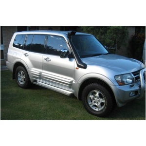 Vedere frontală a snorkelului instalat pe un Pajero III argintiu.