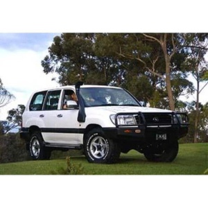 Snorkelul ORE4X4 instalat pe Toyota Land Cruiser 100 (1998-2007), într-un cadru natural.