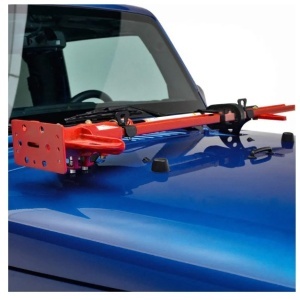 Suportul Hi-Lift montat pe capota unui Jeep Wrangler, vedere frontală.