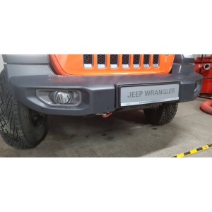 Suportul de troliu montat discret pe un Jeep Wrangler JL.
