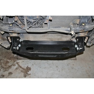 Suportul de troliu Scut Protection montat pe vehicul, fără troliu.