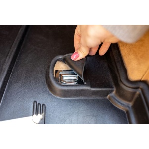 Punct de ancorare accesibil după decuparea tăviței ProLine 3D pentru BMW X3.