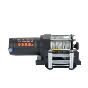 Vedere laterală a troliului electric EMD Winch 3000lbs, cu cablul de oțel de 13m.