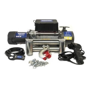 Prim-plan al troliului Husar Winch 12000lbs, cu cablul de oțel și rolele de ghidare.