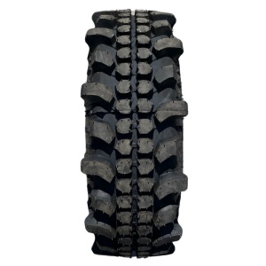 Vedere de sus a profilului agresiv al anvelopei Equipe Trekker 215/70 R15.
