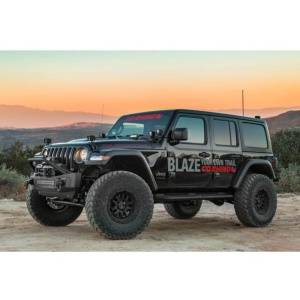 Jeep Wrangler JL cu bara Go Rhino Rockline, în peisaj off-road, vedere laterală.