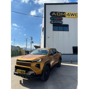 Toyota Hilux (2026+) cu bara AQM4WD PST24, capturat într-o vedere laterală-spate distinctă.
