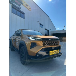 Bară de protecție AQM4WD PST30 montată pe Toyota Hilux (2026+), vedere din unghi.