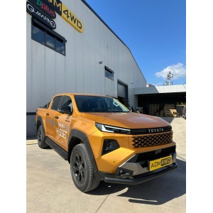 Toyota Hilux (2026+) echipată cu bara de protecție față Tetri Plus PST20, vedere laterală.