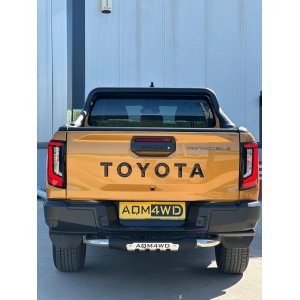 Bara spate Titanic Plus Chrome montată pe un Toyota Hilux (2026+), vedere integrală.