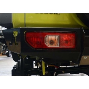 Prim-plan cu blocul optic integrat în bara spate a Jimny-ului.