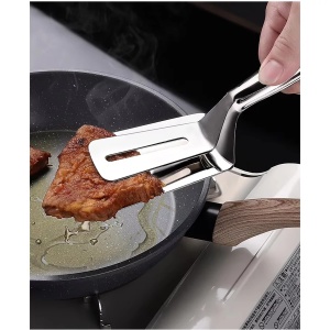 Prim-plan cu cleștele de 25 cm marca Perfect Home, manevrând o bucată de carne în tigaie.