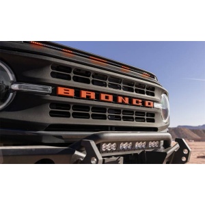 Prim-plan cu deflectorul de capotă și luminile LED aprinse pe un Ford Bronco.