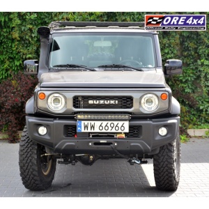 Emblema Suzuki montată pe grila frontală a unui Suzuki Jimny (2018-).