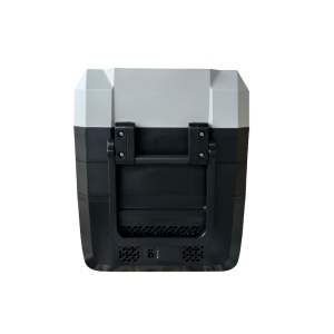 Vedere din spate a frigiderului EMD4x4, cu mâner și porturi de alimentare 12V/24V/220V.