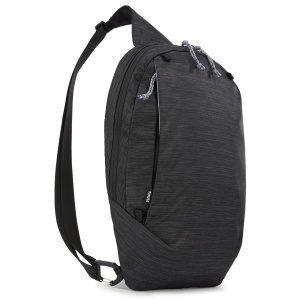 Vedere laterală a genții Sapling Sling Pack, cu cureaua de umăr.