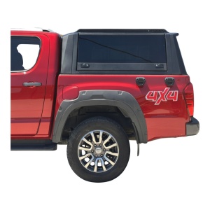Hardtop negru AQM4WD G80 pe un pick-up, cu geamuri fumurii rabatabile.