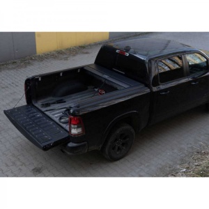 Rulou benă aluminiu OFD aproape complet deschis pe un Dodge Ram 1500/2500 2019+.