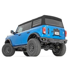 Vedere din spate-laterală a Ford Bronco echipat cu kitul de eliminare tobă.