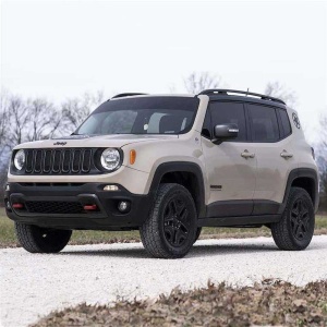 Jeep Renegade echipat cu kitul de suspensie, pe un drum de pământ.
