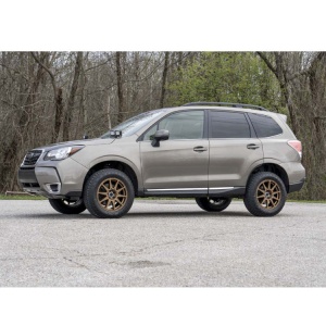 Vedere laterală a vehiculului Subaru Forester cu kitul de înălțare montat.