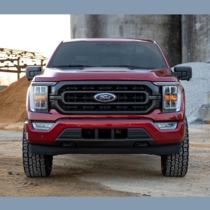 Vedere frontală a camionetei Ford F150 echipată cu suspensia.