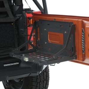 Masa rabatabilă montată pe hayonul deschis al unui Jeep Wrangler JK.