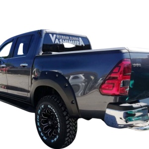 Overfendere Kut Snake de 7.5cm pe aripa spate a modelului Toyota Hilux Revo (2019-2021).