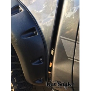 Prim-plan cu overfenderul Kut Snake de 95 mm montat pe o Toyota Hilux Vigo (2005-2011).